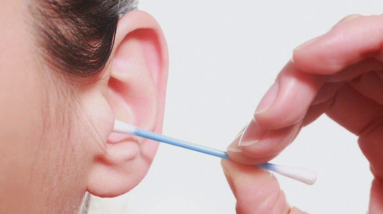 <strong>Excesso de cera no ouvido: o que fazer?</strong>