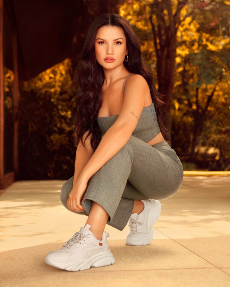 Juliette estrela inverno urbano e descomplicado de Anacapri Coleção destaca tendências em acessórios e calçados confortáveis