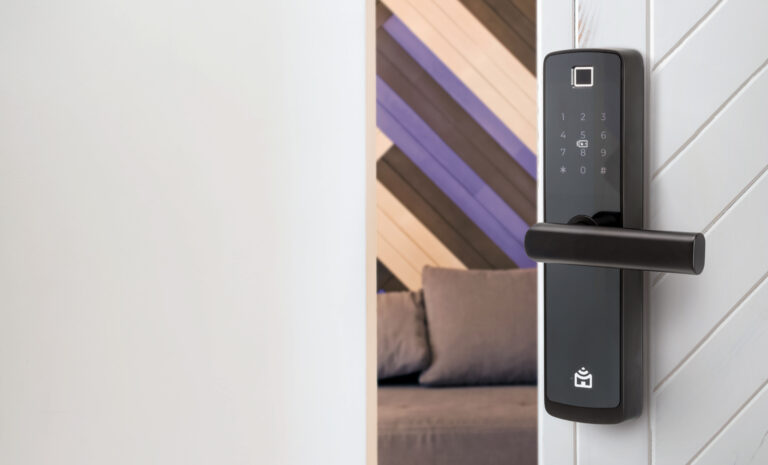 Positivo Casa Inteligente lança smart fechadura com cinco modos de abertura e armazenamento de até 99 senhas, biometrias e tags