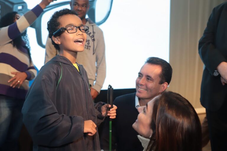 Santo André entrega óculos inteligentes para alunos com deficiência visual