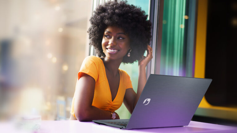 Positivo inova e apresenta linha de notebooks com barras em LED, smart touch e tecla link de sincronização com smartphones 