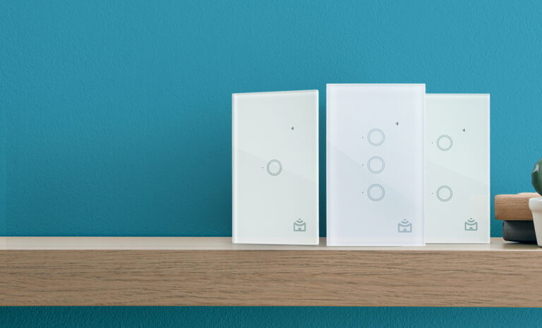 Novos interruptores conectados da Positivo Casa Inteligente permitem o controle de lâmpadas tradicionais de forma remota